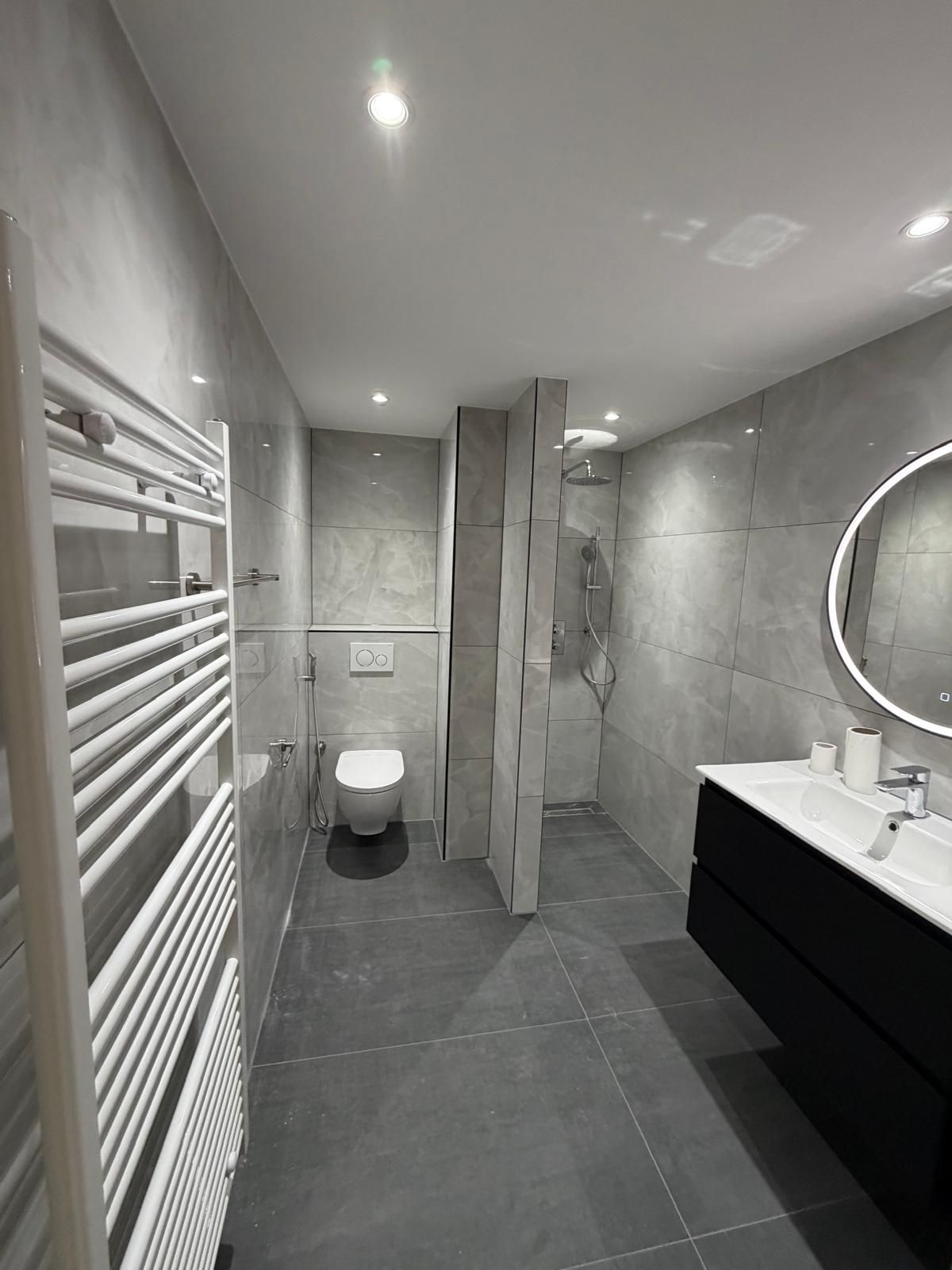 Ruime moderne badkamer met douche en toilet