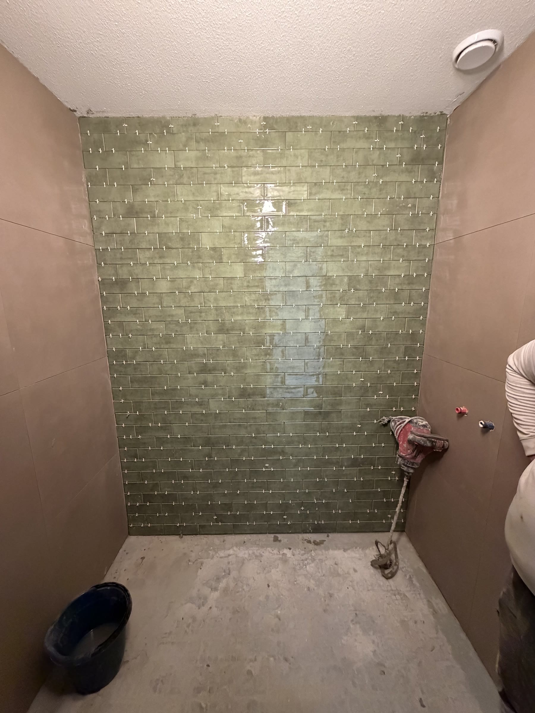 Groene accentwand tijdens de badkamerrenovatie