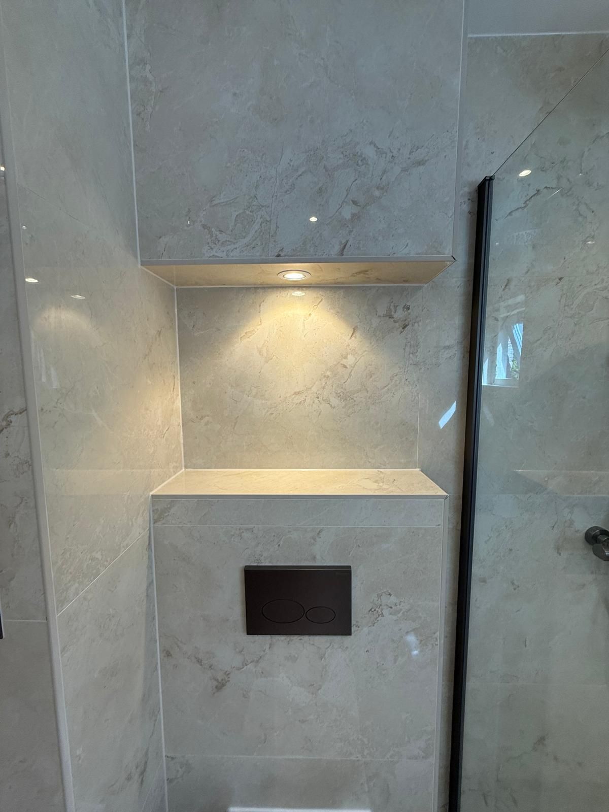Inbouwnis met verlichting in badkamer