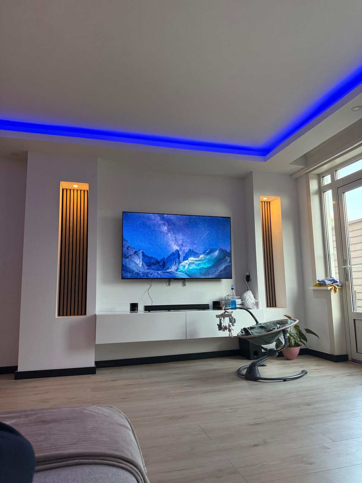 Afgewerkte cinewall met verlichting en tv