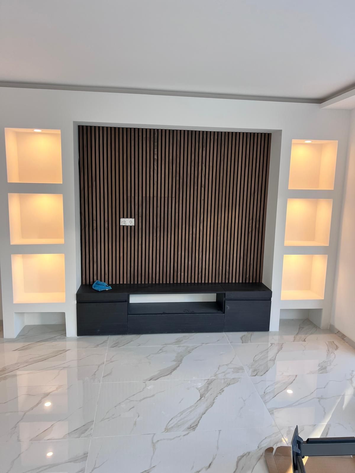 Afgewerkte cinewall met nis en fireplace
