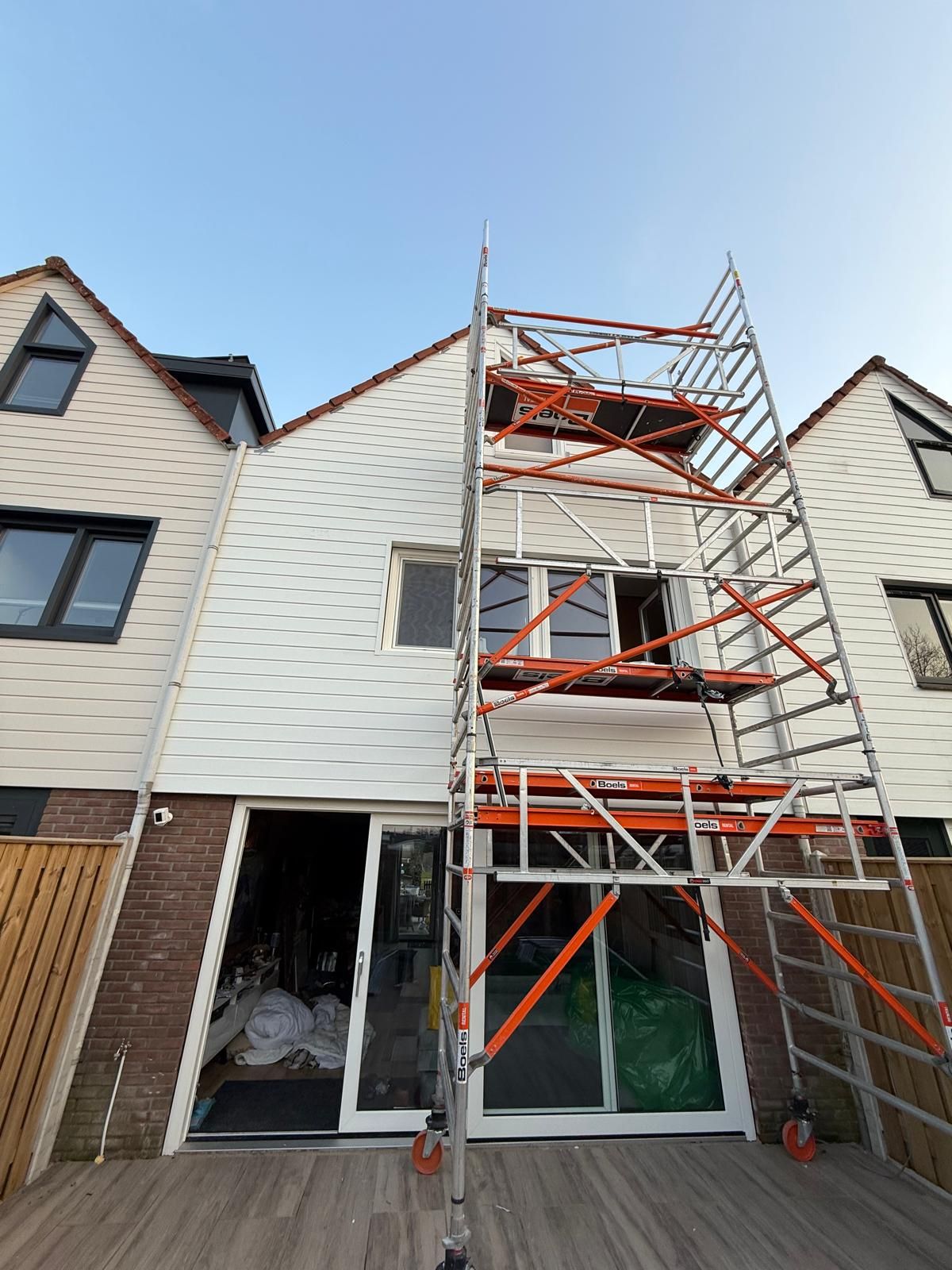 Buitenwerk met gevelbekleding en steiger