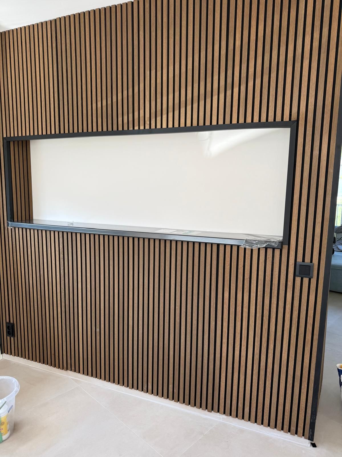Houtlook wandpanelen rond tv-opening