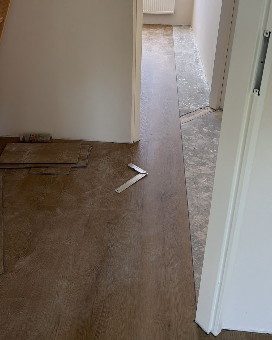 Laminaatvloer in gang en kamer