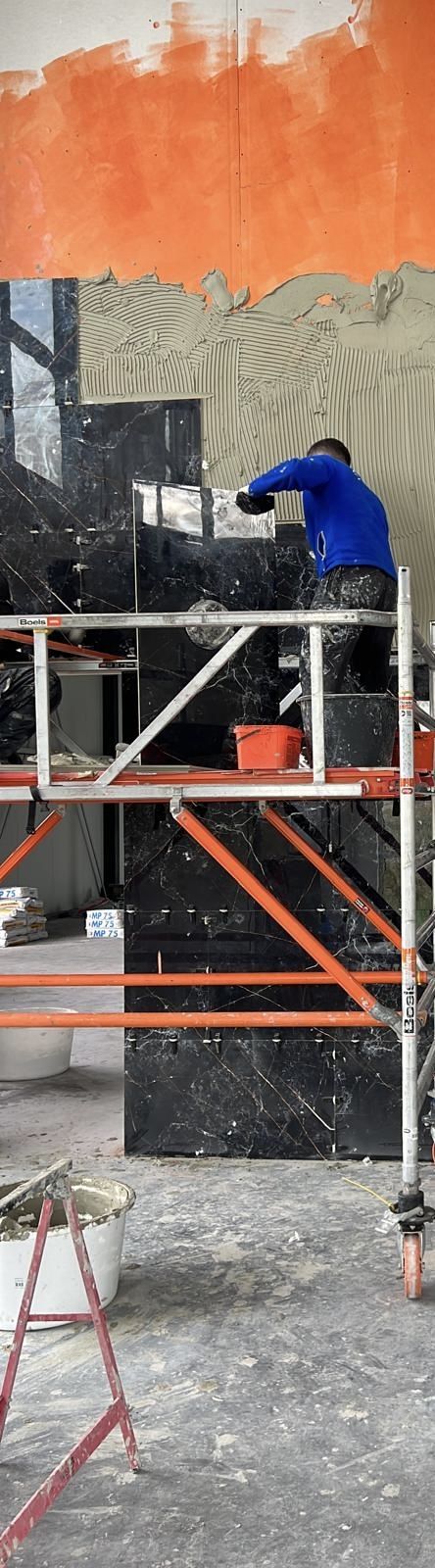 Tegelwerk in uitvoering op grote wand