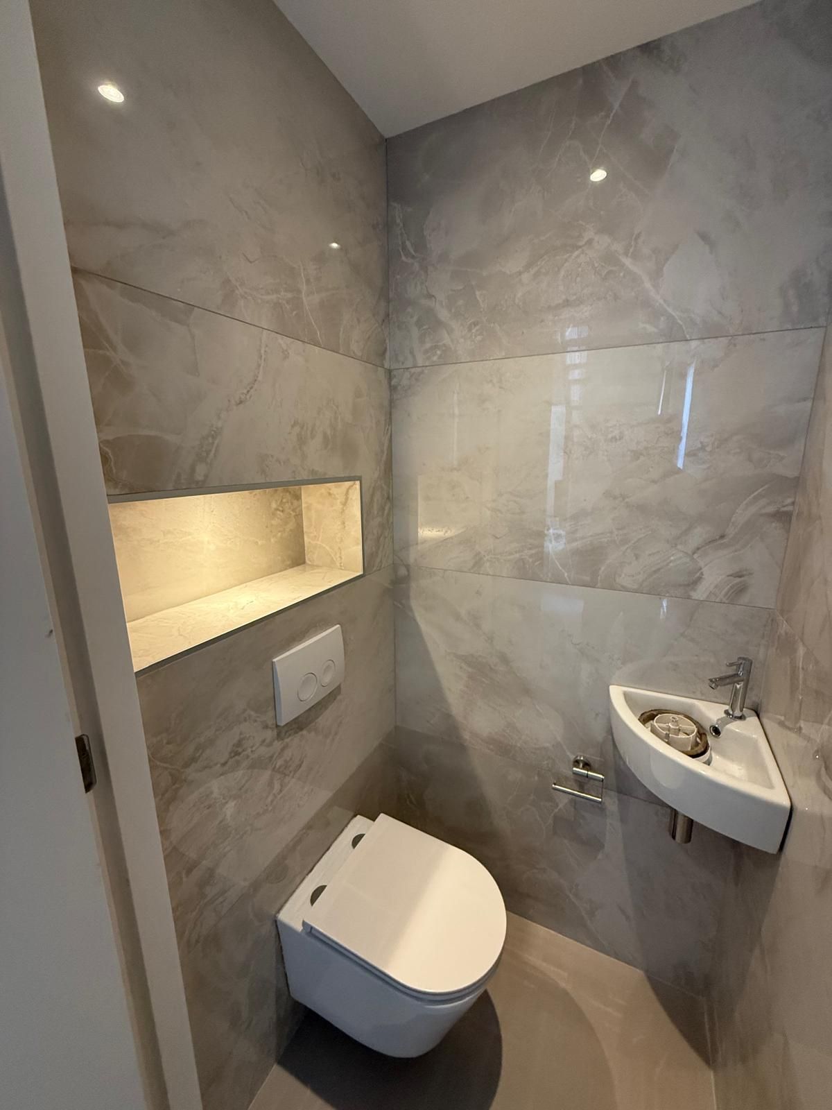 Toilet met marmerlook tegelwerk