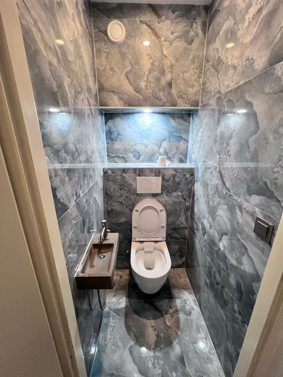 Toilet met blauwe marmerlook tegels